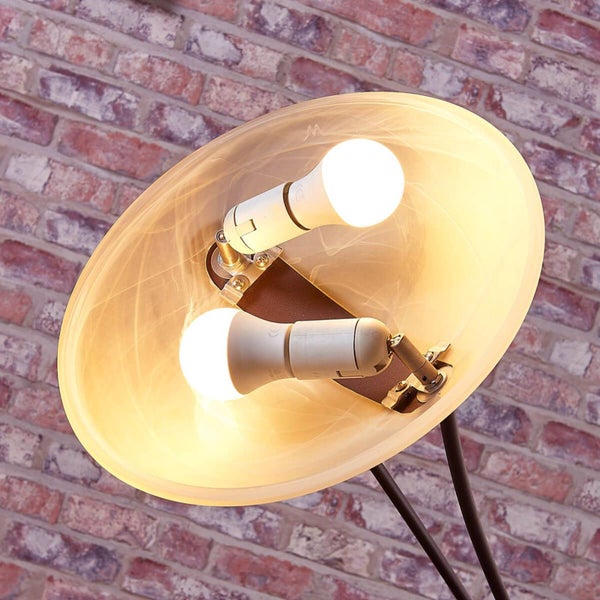 Detailansicht einer Stehlampe mit zwei LED-Leuchtmitteln