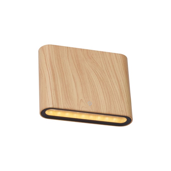 Wandleuchte in Holzoptik mit abgerundeten Ecken und Lichtaustritt nach unten.