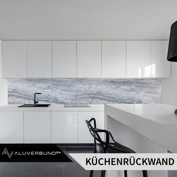 Moderne Küche mit weißer Küchenzeile und Küchenrückwand in Marmoroptik