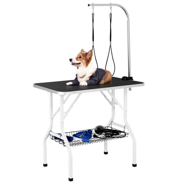 Hund auf einem Hundefrisiertisch mit verstellbarem Arm und Ablage