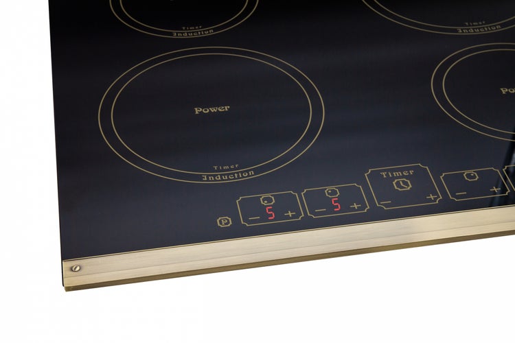 Detailansicht eines Induktionskochfelds mit Touchbedienung und Metallleiste an der Vorderseite.