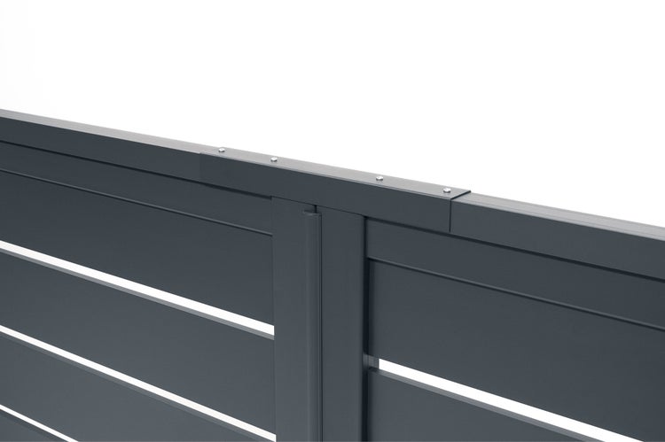 Verbindungselement für einen Metallzaun mit horizontalen Lamellen am oberen Querholm, mit vier Schrauben montiert.