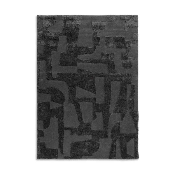 Dunkelgrauer rechteckiger Teppich mit abstraktem geometrischem Muster.