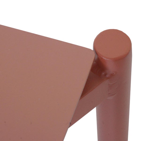 Detailansicht eines Hockers mit Metallsitz und -gestell