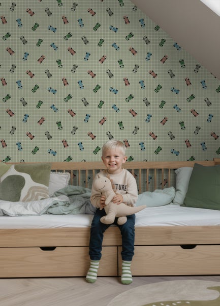 Vliestapete mit Rennauto-Motiv auf Rastermuster in einem Kinderzimmer mit Bett aus Holz.