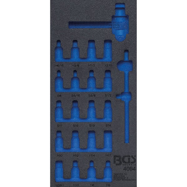 Schaumstoffeinlage für Werkzeug mit Aussparungen für Bits und Größenangaben, BGS technic Logo.
