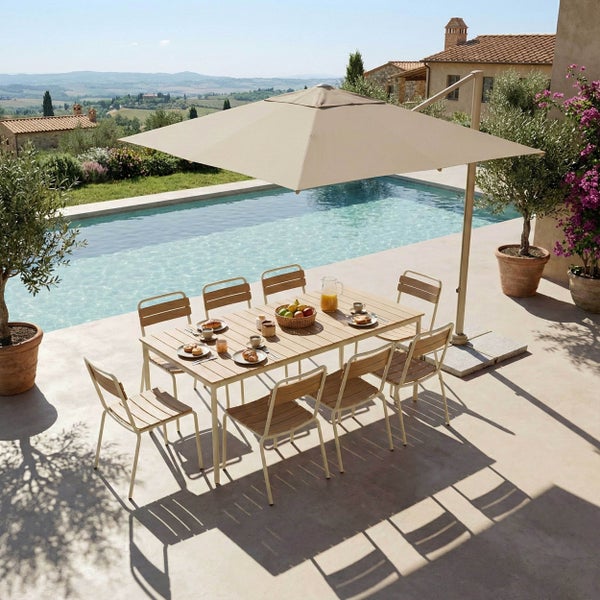Modernes Gartenmöbel-Set mit Holztisch, acht Metallstühlen und Ampelschirm auf einer Terrasse am Pool in mediterraner Umgebung.