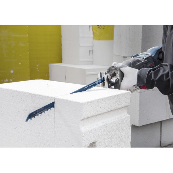 Bosch Säbelsägeblatt Expert Aerated Concrete beim Schneiden eines Porenbetonsteins mit einer Säbelsäge.