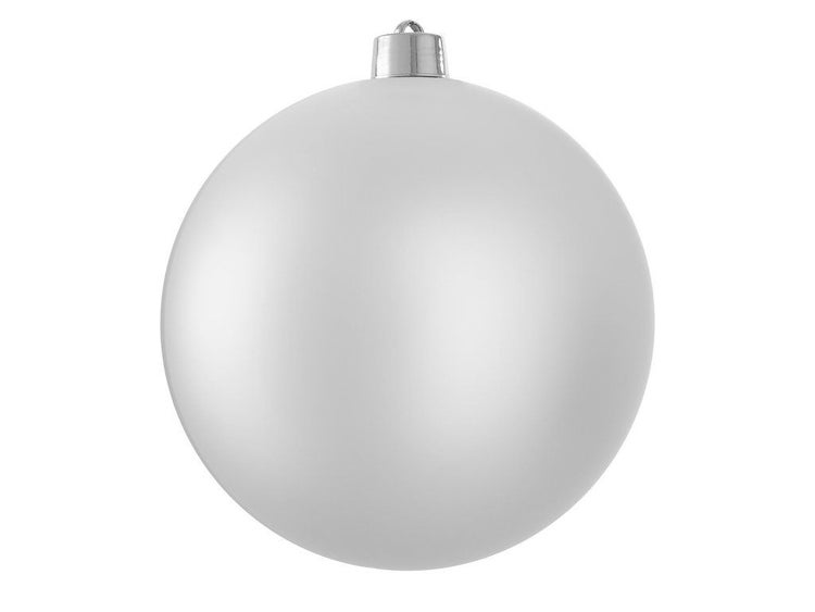 Eine einzelne, matte Weihnachtskugel für die Dekoration am Weihnachtsbaum.