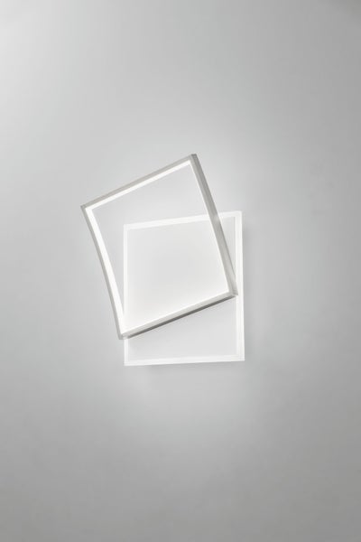 Moderne quadratische LED-Deckenleuchte mit zwei versetzt übereinander liegenden Rahmen.