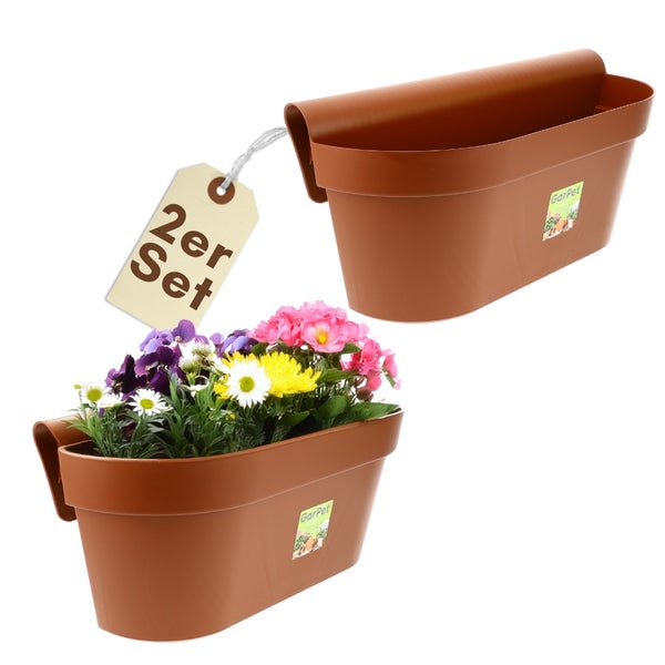 Zwei braune Geländerblumenkästen, einer bepflanzt mit verschiedenen Blumen, mit einem Etikett 2er Set