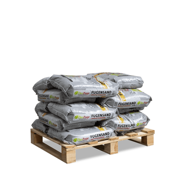 ÖkoFuge unkrauthemmender Fugensand, mehrere 20 Kilogramm Säcke auf einer Holzpalette gestapelt.