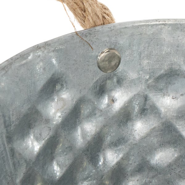 Detail eines Zinkeimers mit Hammerschlag-Struktur und Seilgriff.
