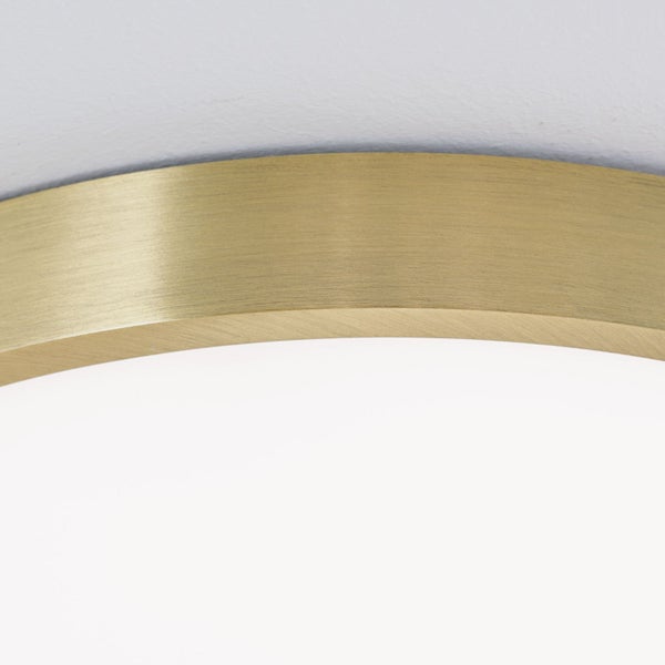 Nahaufnahme einer runden Deckenleuchte mit goldfarbenem Rahmen