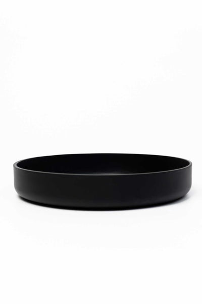 Schwarze, runde Aufsatzwaschschale in flacher Form mit matter Oberfläche.