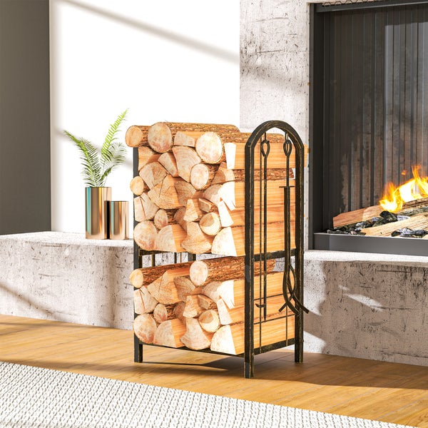 Kaminholzregal aus Metall mit Holzscheiten und Kaminbesteck neben einem Kamin
