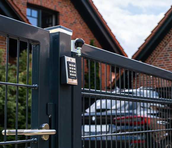 Metallzaun mit Zahlencode-Zugangskontrolle und Griff