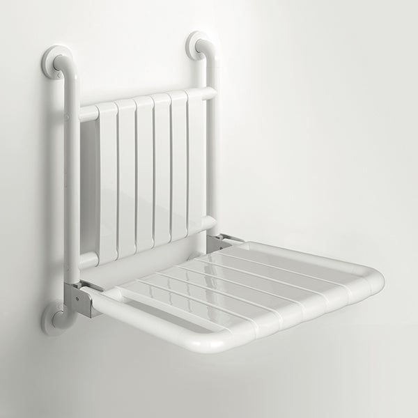 Klappbarer Duschsitz zur Wandmontage mit Rückenlehne und Sitzfläche aus weißen Kunststofflamellen.