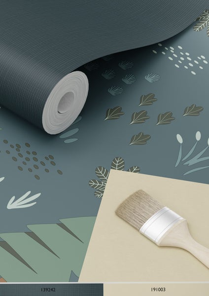 Tapetenrolle mit Blätterdesign und Pinsel auf beigem Untergrund