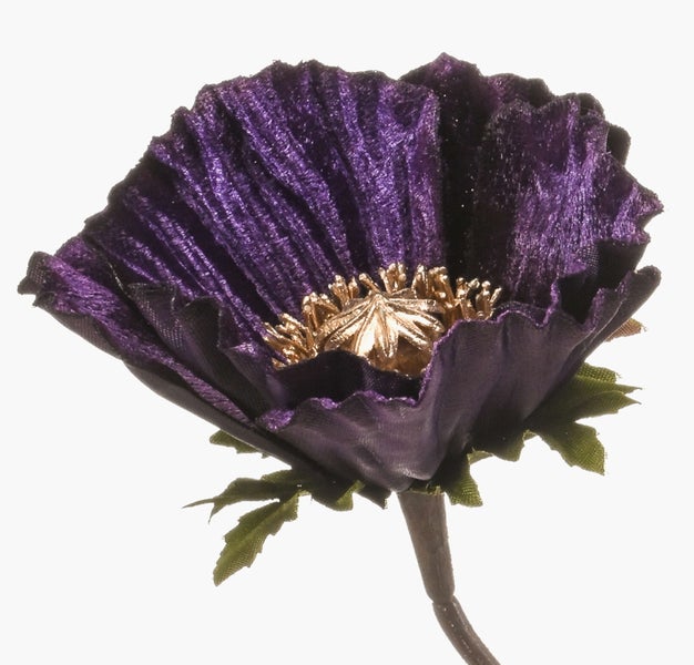 Künstlicher Magnolienzweig mit dunkelrosa Blüten und Knospen.