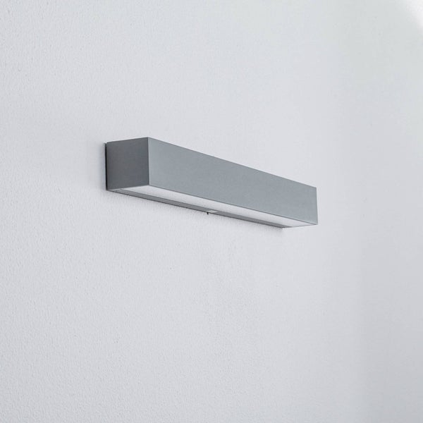 Rechteckige Wandleuchte aus Metall in Grau.