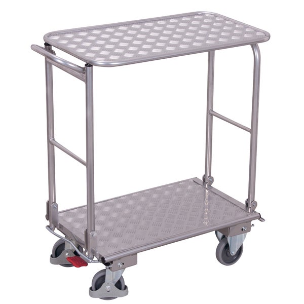 Etagenwagen aus Aluminium mit zwei Ladeflächen aus Riffelblech, Schiebegriff und vier Lenkrollen.