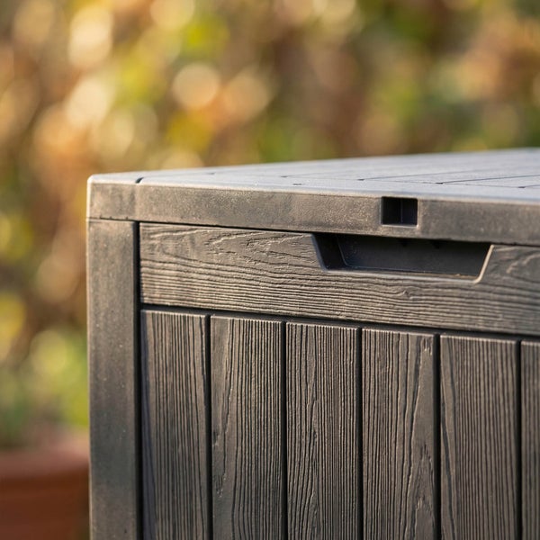 Nahaufnahme einer Gartenbox aus Kunststoff in Holzoptik mit Griffmulde.