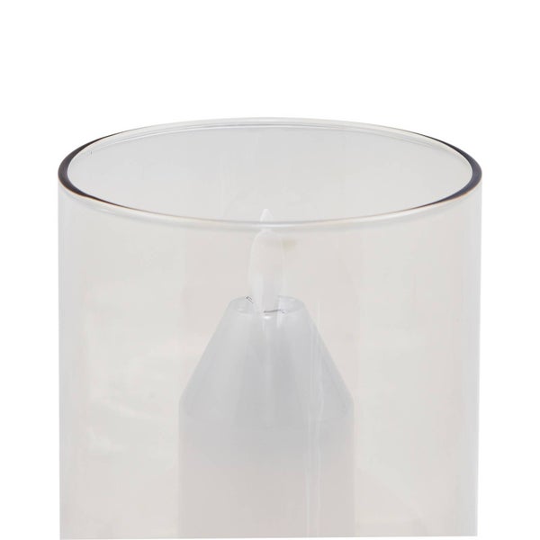 Nahaufnahme einer LED-Kerze in einem Glaszylinder.