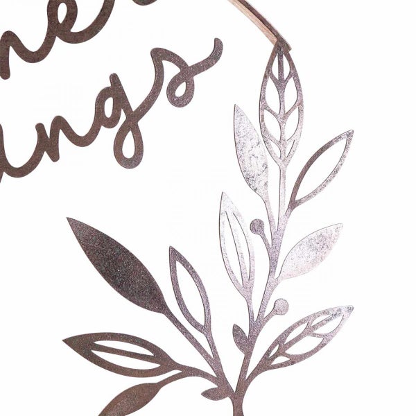 Dekoration mit Blätterkranz und Schriftzug