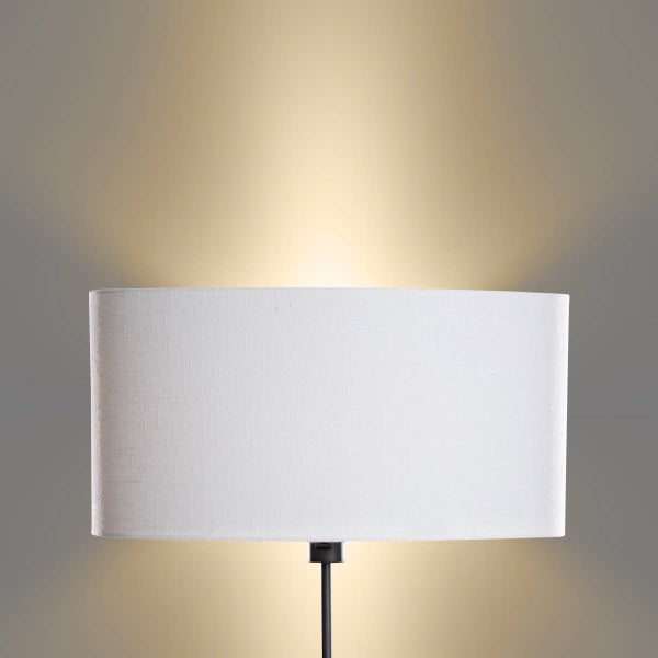 Nahaufnahme einer Stehlampe mit weißem Lampenschirm