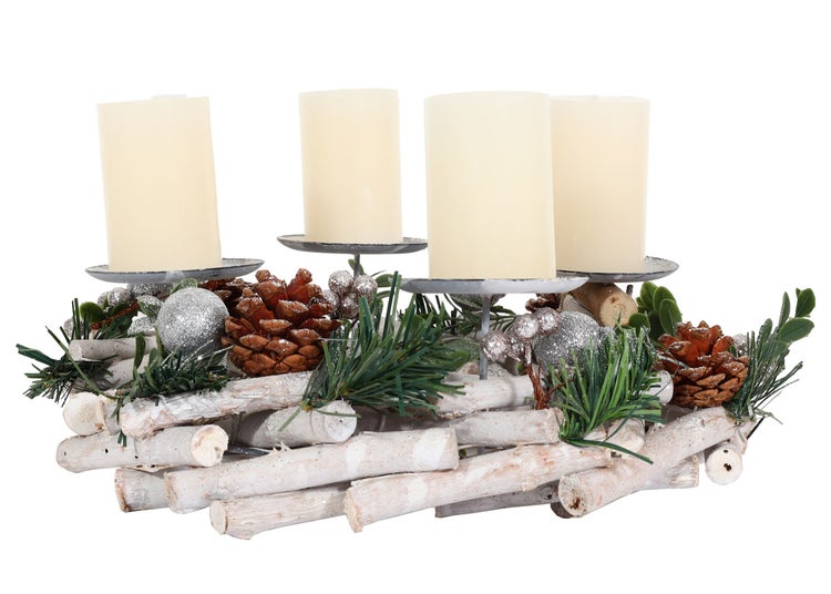Adventskranz mit vier Kerzen auf Holztablett mit Tannenzapfen und Weihnachtskugeln