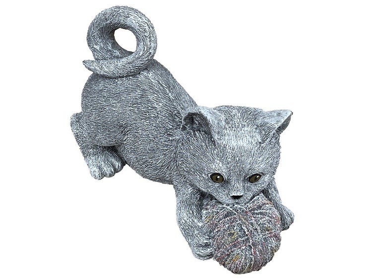 Gartenfigur Katze aus Kunststein, spielendes Kätzchen mit Wollknäuel als Dekoration für den Außenbereich