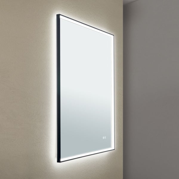 Rechteckiger Badezimmerspiegel mit LED Beleuchtung und Rahmen an einer Wand montiert