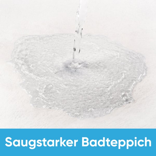 Wasser wird auf einen Badteppich gegossen