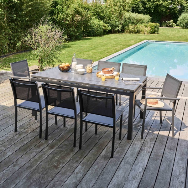 Gartenmöbel-Set bestehend aus einem großen rechteckigen Tisch mit Lattenoberfläche und acht Gartenstühlen mit Armlehnen und Textilbespannung.