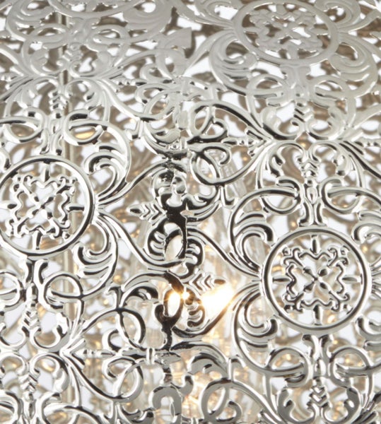 Detailansicht einer silberfarbenen Deckenleuchte mit filigranem Muster
