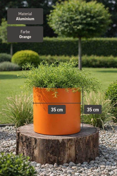 Zylindrischer Pflanztopf aus Aluminium in Orange, 35 Zentimeter Durchmesser und Höhe, bepflanzt auf einem Baumstumpf in einem hellen Garten.