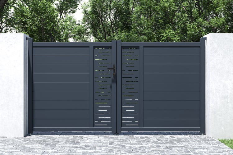 Modernes Doppelflügeltor aus Aluminium in Anthrazit mit horizontalen Lamellen und Lochmuster zwischen weißen Pfeilern vor Bäumen.