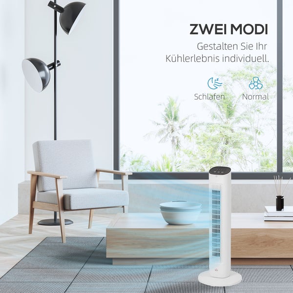 Weißer Turmventilator in hellem Wohnzimmer mit Schlaf- und Normalmodus. Der Raum ist mit Sessel, Lampe und Holztisch modern eingerichtet.