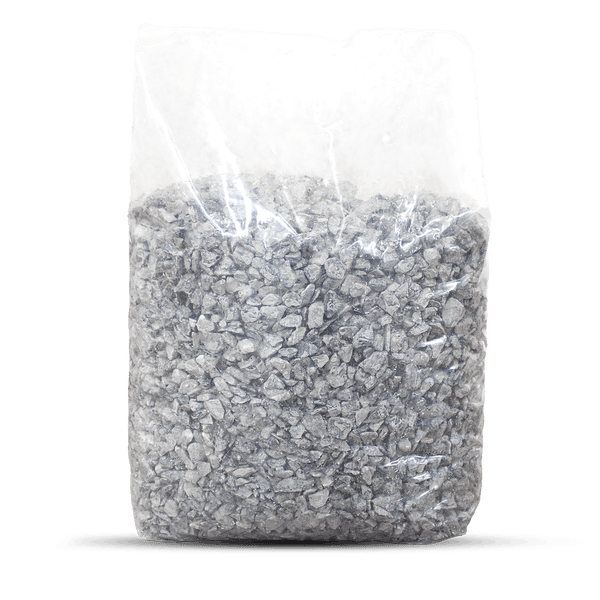 Transparenter Sack gefüllt mit grauem Splitt für die Gartengestaltung.