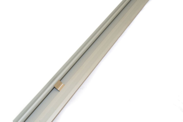 Profilschiene aus Aluminium für Vorhänge oder Schiebetüren.