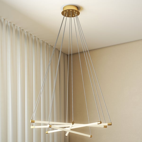 Moderne LED-Pendelleuchte in Gold mit weißen Lichtstäben. Breite 82 Zentimeter, Gesamthöhe 124 Zentimeter, Baldachin 18 mal 4 Zentimeter.