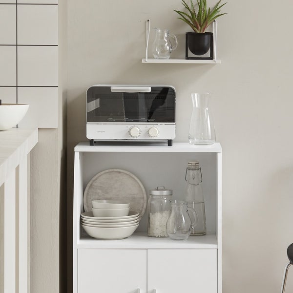 Szene mit Toaster, Regal und Geschirr in einer Küche