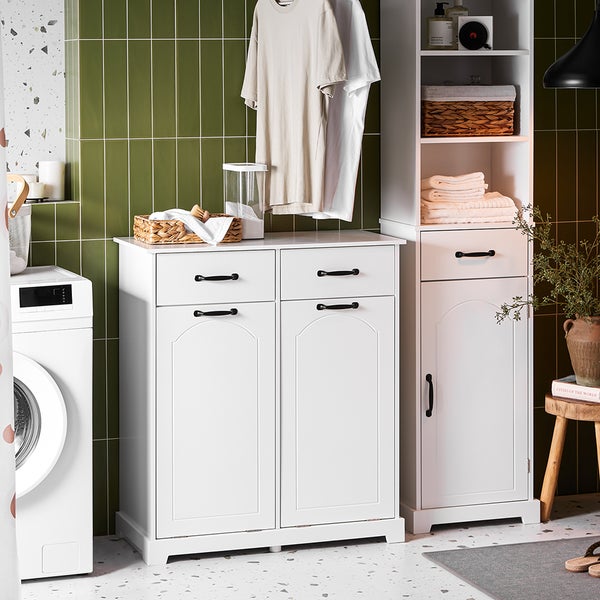 Helles Badezimmer mit weißem Waschmaschinenschrank und Hochschrank