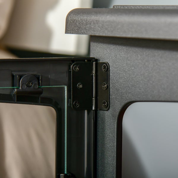 Wohnzimmerszene mit einem elektrischen Kamin, einem geschmückten Weihnachtsbaum und Geschenken.