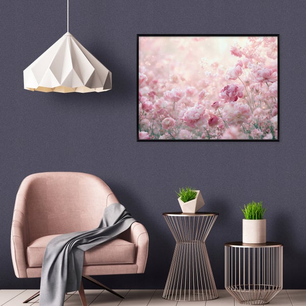 Wohnzimmer mit Sessel, Beistelltischen und Wandbild mit Blumenmotiv, beleuchtet durch eine geometrische Pendelleuchte vor einer strukturierten Wand.