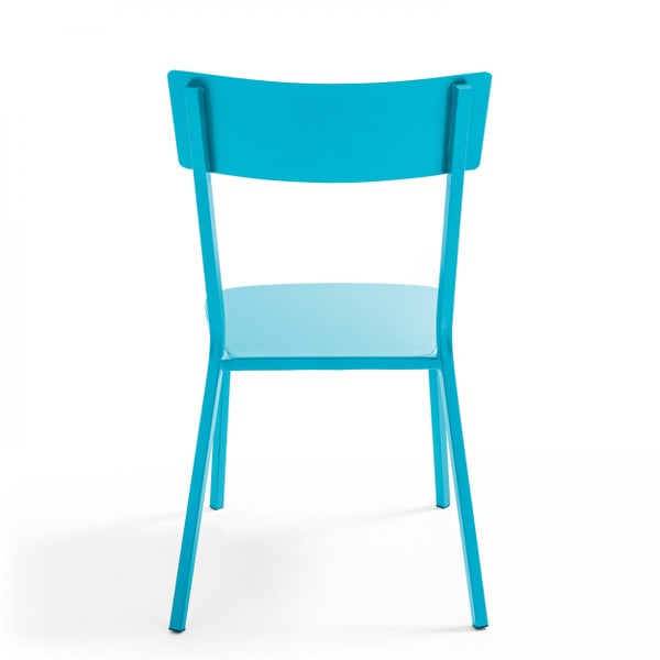 Blauer Metallstuhl in der Rückansicht.