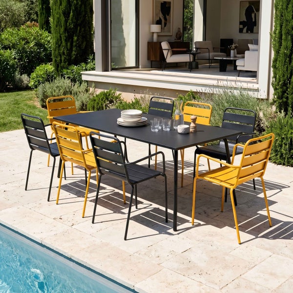Moderne Garten-Essgruppe auf einer Terrasse am Pool mit einem großen schwarzen Metalltisch und acht Metallstühlen in Schwarz und Gelb.