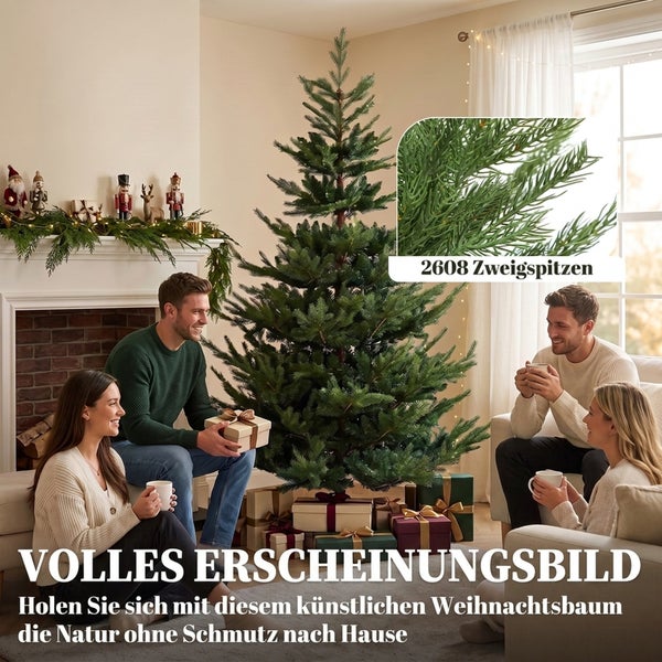 Familie feiert Weihnachten vor einem künstlichen Weihnachtsbaum mit 2608 Zweigspitzen in einem gemütlich eingerichteten Wohnzimmer.
