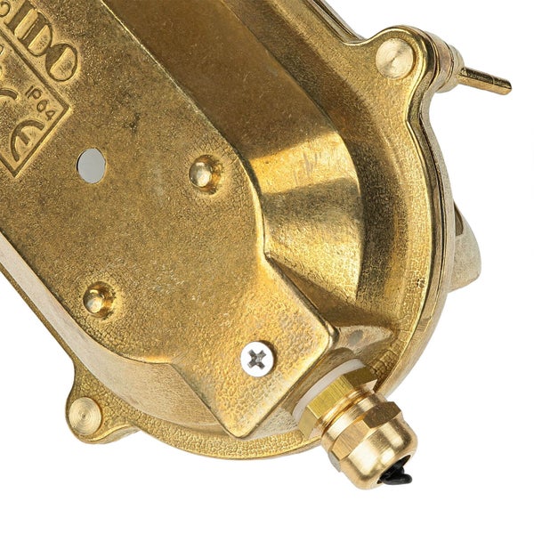 Detailansicht einer Messing-Außenleuchte mit Schrauben und Kabelanschluss